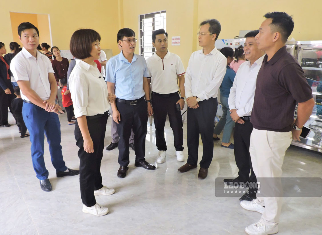 Các đại biểu tham quan công trình “Bếp ăn cho em” 