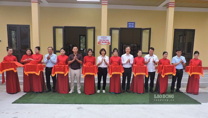 Cắt băng khánh thành công trình “Bếp ăn cho em” tại điểm trường Khe Năm, xã Hưng Khánh, tỉnh Lào Cai. Ảnh: Bảo Nguyên