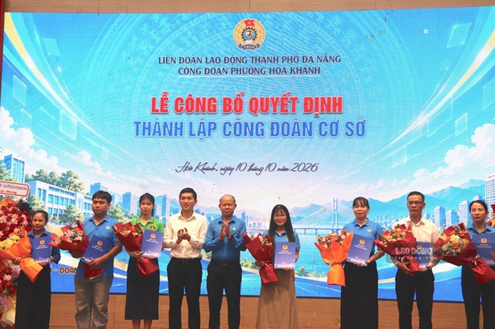 Đại diện Liên đoàn Lao động và Công đoàn phường trao quyết định thành lập cho 13 Công đoàn cơ sở mới. Ảnh: Nguyễn Linh
