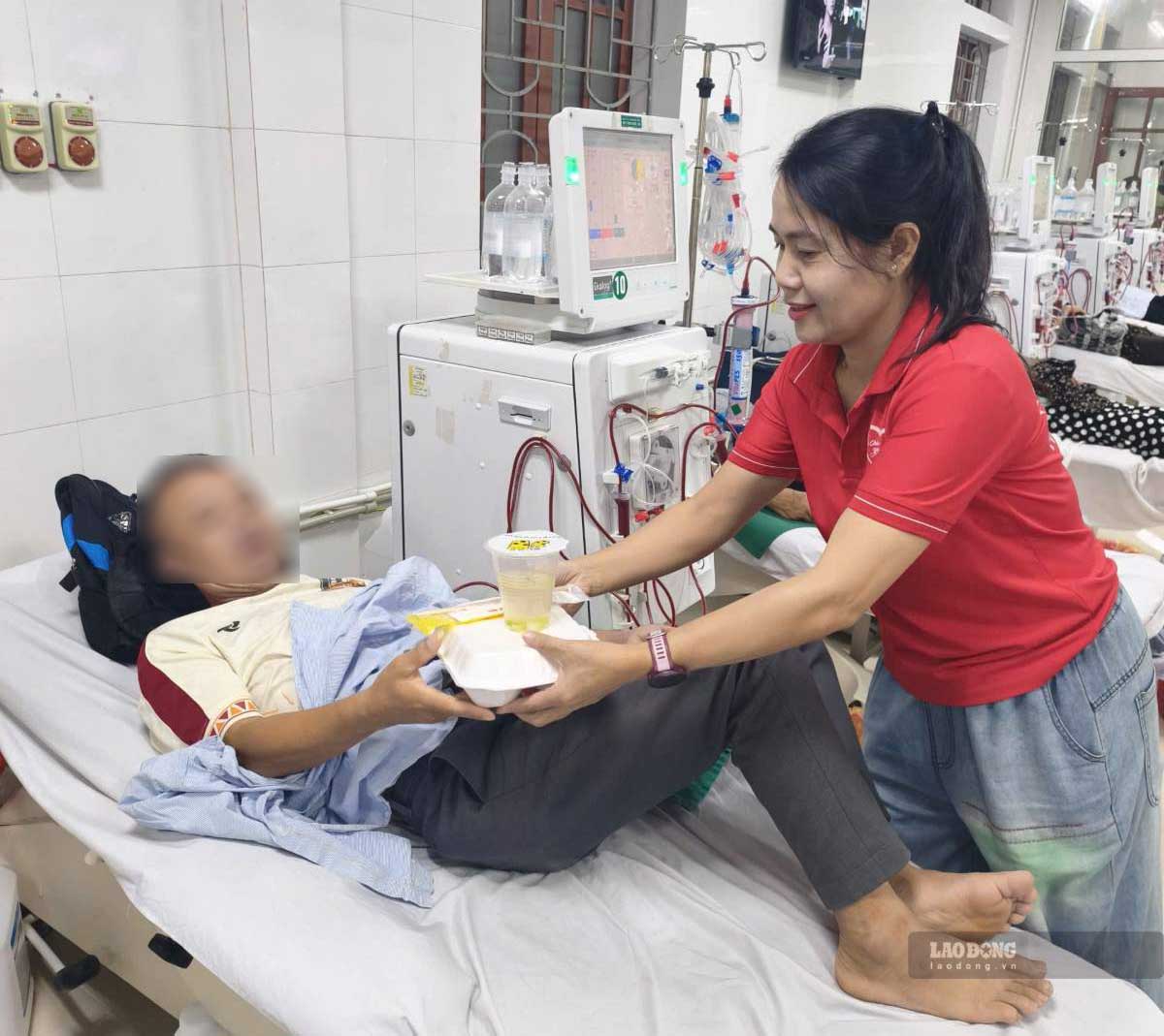 Mưa ngập đường, gần 3.000 suất cháo miễn phí vẫn đến tay người bệnh