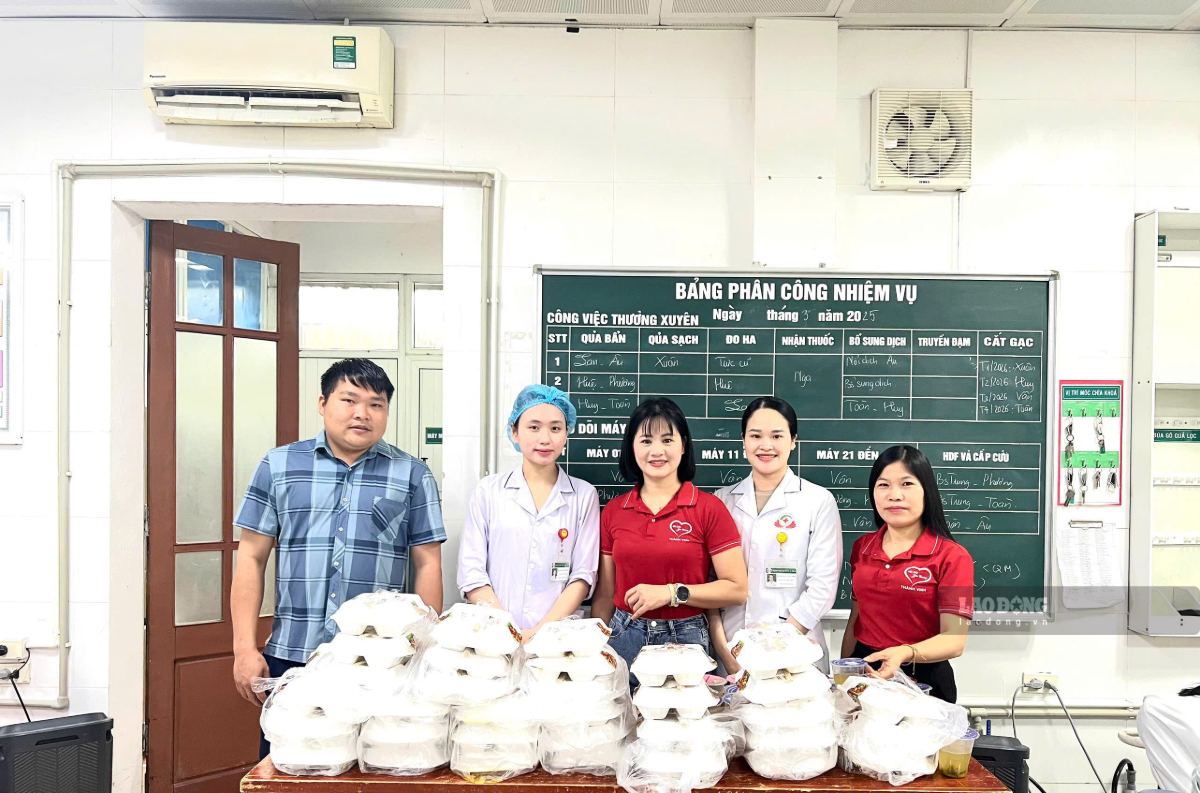 Hoạt động trao suất ăn miễn phí của Câu lạc bộ Nồi Cháo Yêu Thương Thành Vinh đã được duy trì hơn 9 năm qua. Ảnh: Quang Đại (chụp ngày 10.10)