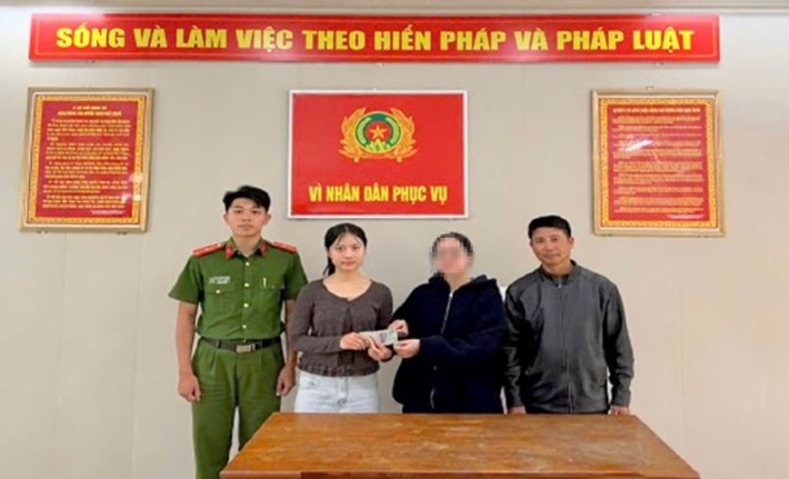 Em N.T.T.V (18 tuổi) ở xã Đơn Dương (tỉnh Lâm Đồng) sau khi nhặt được 34,2 triệu đồng đã chủ động giao nộp cho công an để tìm người trả lại. Ảnh: Công an xã Đơn Dương