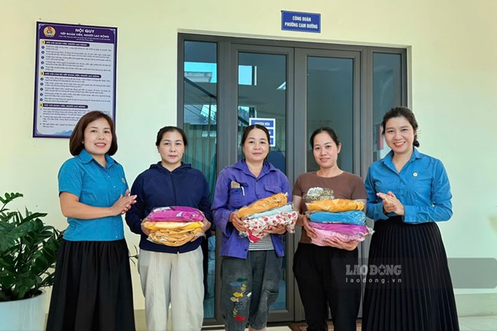 Trao tặng các bộ áo dài cho đại diện nữ đoàn viên Công đoàn cơ sở Ban Quản lý chợ phường Cam Đường. Ảnh: Minh Phượng