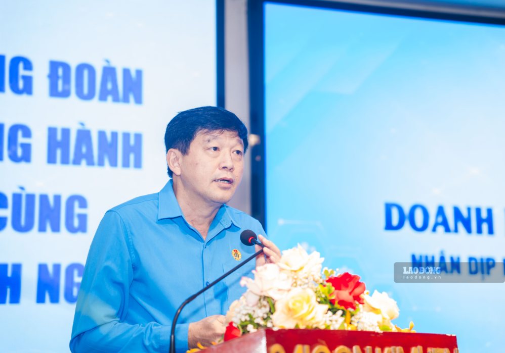 Ông Kha Văn Tám - Chủ tịch Liên đoàn Lao động tỉnh Nghệ An phát biểu tại chương trình. Ảnh: Duy Chương