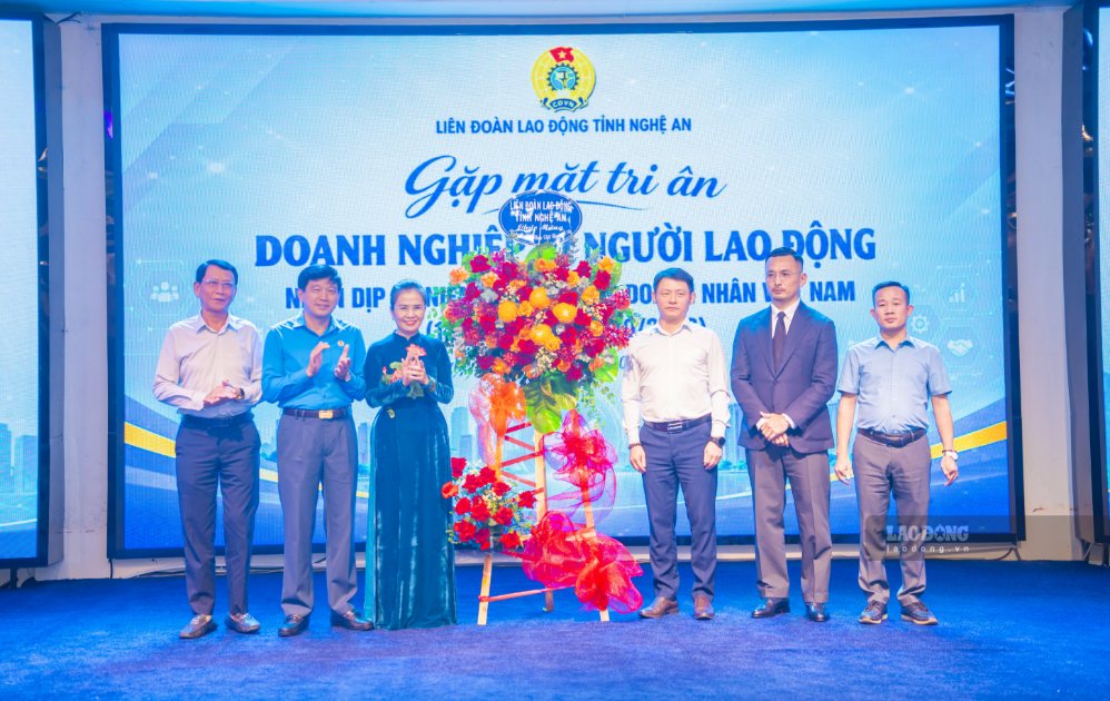 Lãnh đạo tỉnh Nghệ An tặng hoa chúc mừng các doanh nghiệp trên địa bàn. Ảnh: Duy Chương