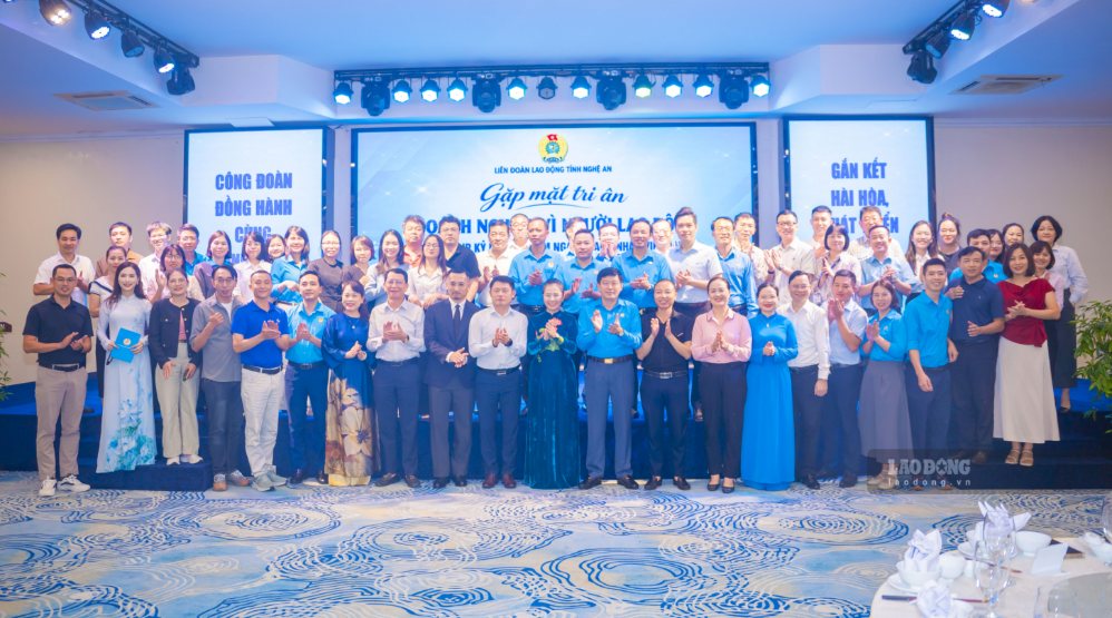 Các đại biểu chụp ảnh lưu niệm. Ảnh: Duy Chương