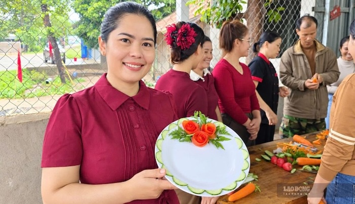 Người đồng bào thiểu số học nấu tiệc để mở hướng sinh kế tại bản làng