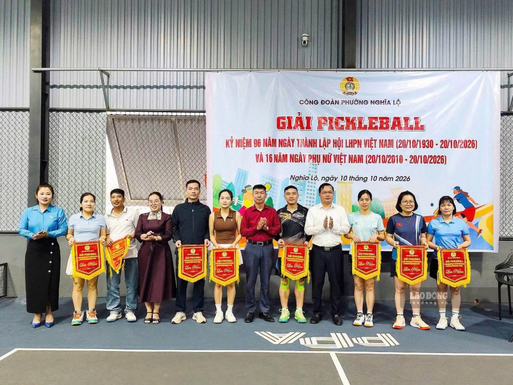 Ban Tổ chức trao cờ lưu niệm cho các đội tham gia