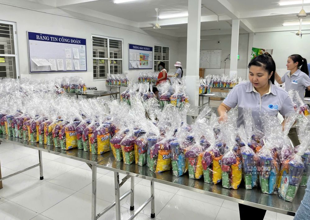 Công đoàn chuẩn bị các phần quà để tặng cho con của đoàn viên. Ảnh: Duy Tuấn (tháng 6.2026).