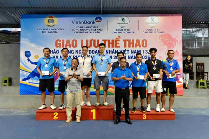 Đại diện các đơn vị trao quà cho người đoạt giải. Ảnh: Liên đoàn Lao động tỉnh Lai Châu.
