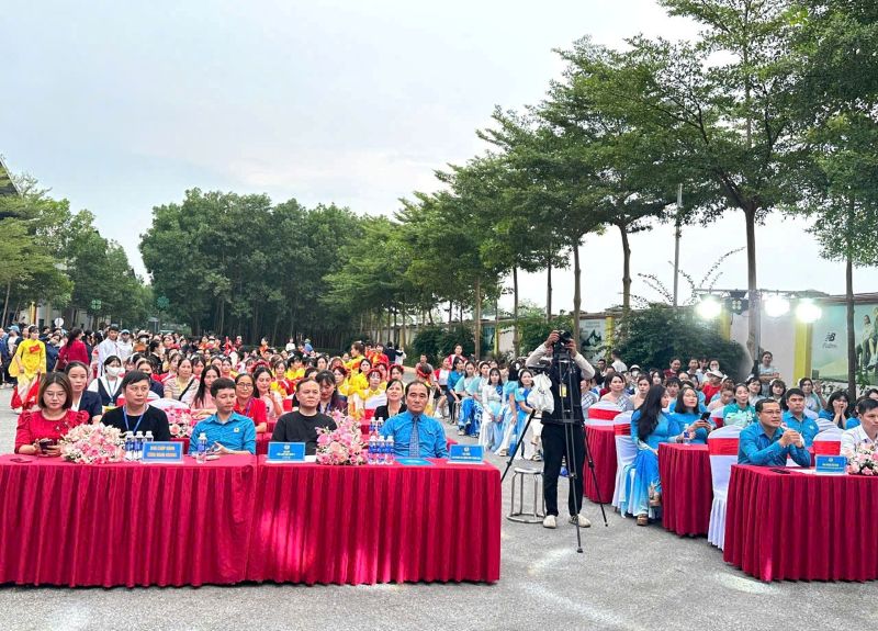 Các đại biểu cùng đông đảo công nhân lao động tham dự hội thi. Ảnh: Công đoàn công ty cung cấp (chụp ngày 10.101.2026)