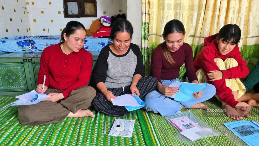 Người đồng bào thiểu số ở thôn Ty Nê tham gia lớp học phòng trị bệnh cho gà nuôi (ảnh chụp tháng 10.2026). Ảnh: Hưng Thơ