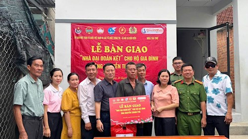 Cơ quan chức năng trao tặng 3 nhà Đại đoàn kết cho hộ khó khăn trên địa bàn. Ảnh: Công an Khánh Hòa