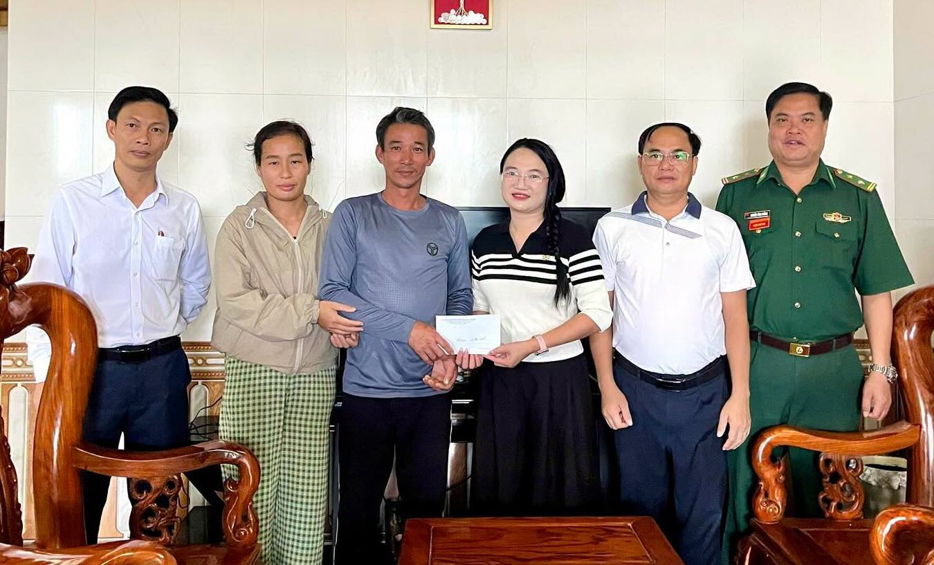 Thăm hỏi ngư dân bơi gần 8 giờ vào bờ sau vụ chìm tàu cá