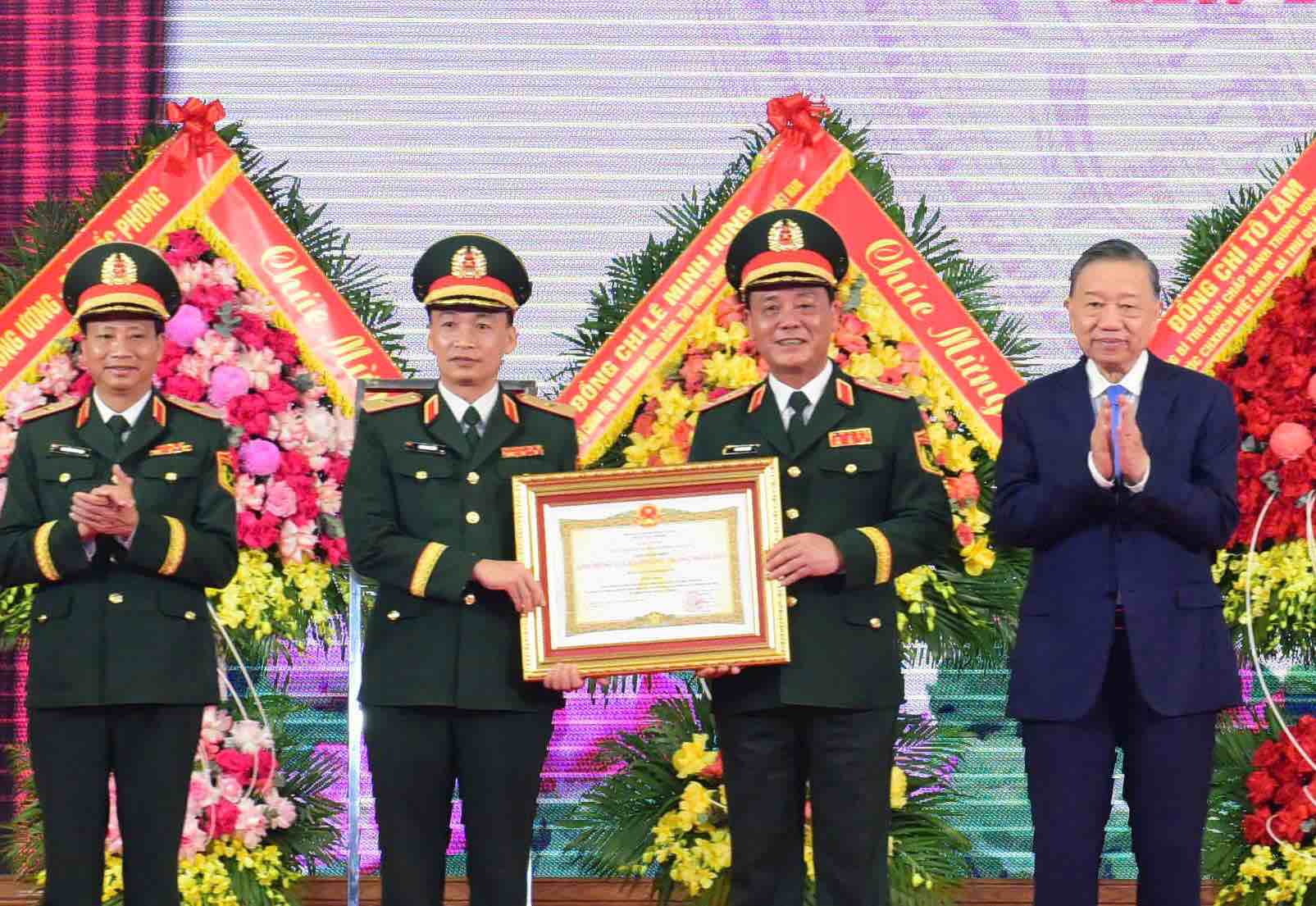 Tổng Bí thư, Chủ tịch nước Tô Lâm, Bí thư Quân ủy Trung ương trao Danh hiệu Anh hùng Lực lượng vũ trang nhân dân tặng Bộ Tư lệnh Thủ đô Hà Nội. Ảnh: UBND TP Hà Nội