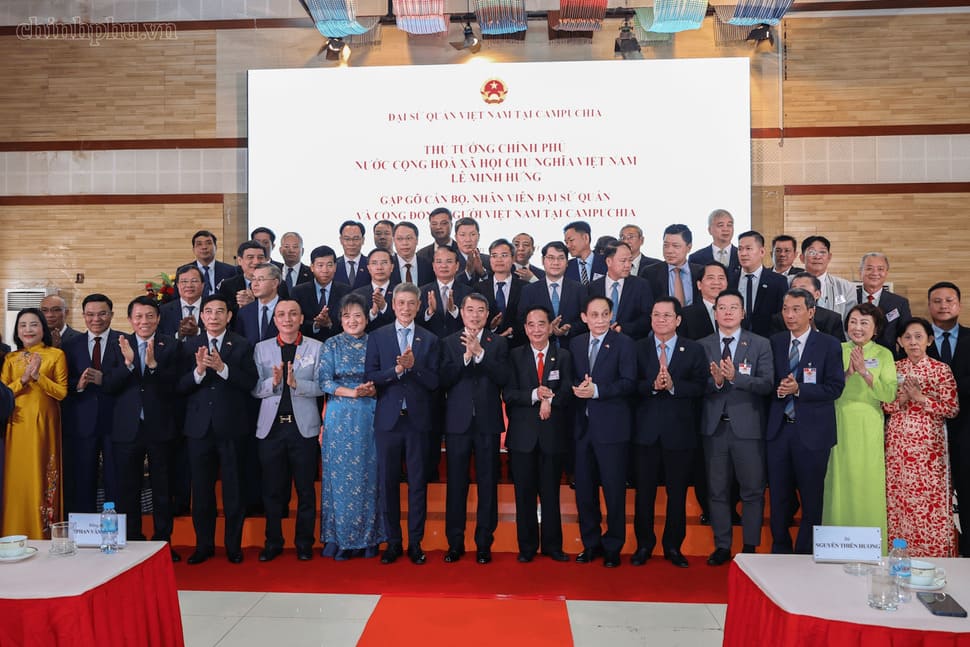 Ủy viên Bộ Chính trị, Thủ tướng Chính phủ Lê Minh Hưng và đại diện cộng đồng người gốc Việt tại Campuchia; cán bộ, nhân viên Đại sứ quán, các cơ quan đại diện Việt Nam tại Campuchia. Ảnh: chinhphu.vn