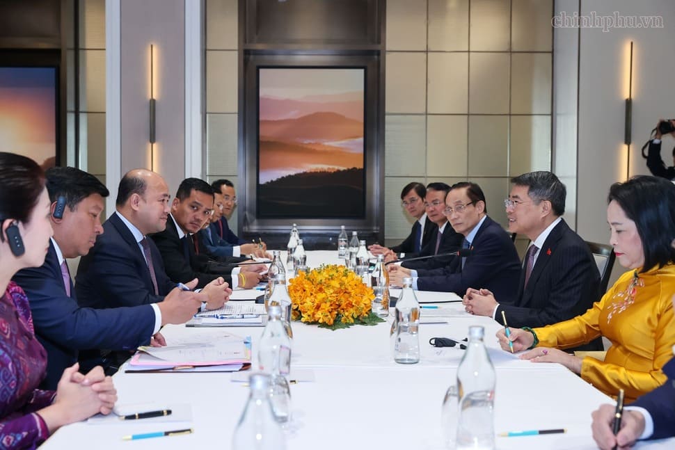 Ủy viên Bộ Chính trị, Thủ tướng Lê Minh Hưng và Phó Thủ tướng Hun Many, Chủ tịch Hội Liên hiệp Thanh niên Campuchia cùng các đại biểu tại buổi tiếp. Ảnh: chinhphu.vn