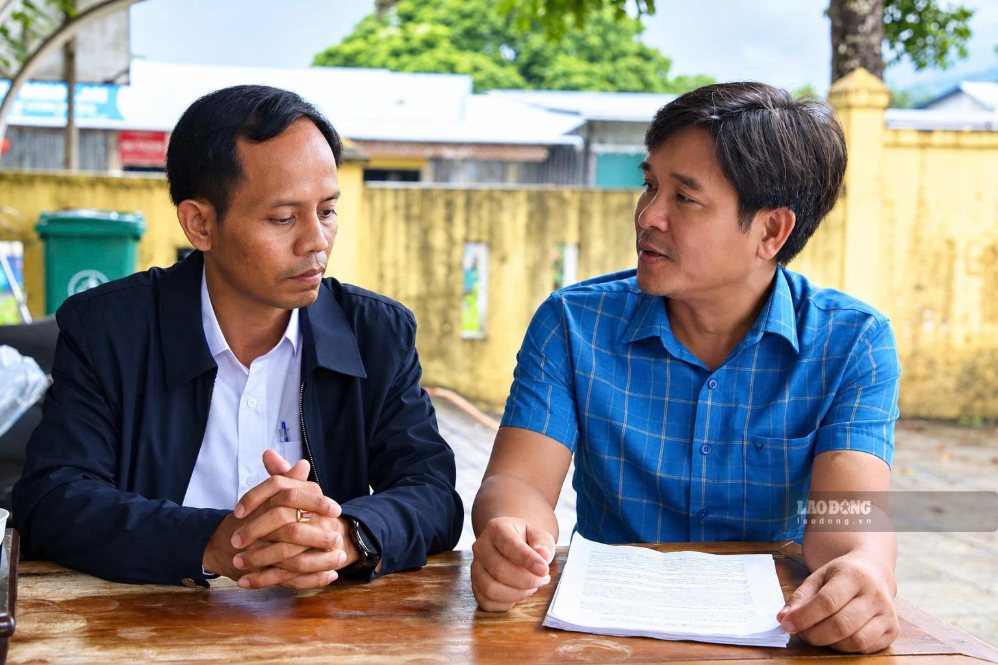 Ông Hồ Văn Hiền - Phó Chủ tịch UBND xã La Lay và cán bộ Phòng Văn hóa xã La Lay lên kế hoạch mở lớp dạy nghề cho người dân (ảnh chụp tháng 10.2026). Ảnh: Hưng Thơ