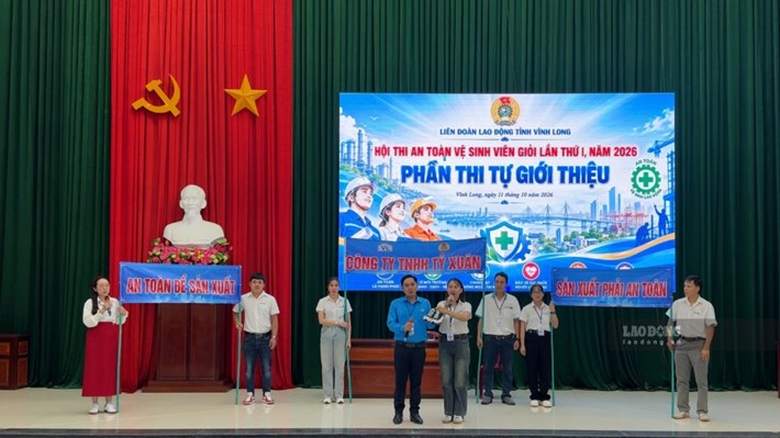 Đội thi thể hiện phần thi tự giới thiệu sinh động, lồng ghép thông điệp xây dựng văn hóa an toàn tại nơi làm việc, ngày 11.10.2026. Ảnh: Hoàng Lộc
