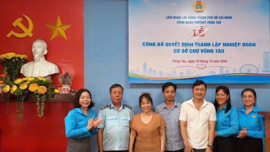 Trao 20 phần quà và 5 học bổng dịp thành lập Nghiệp đoàn cơ sở chợ Vũng Tàu