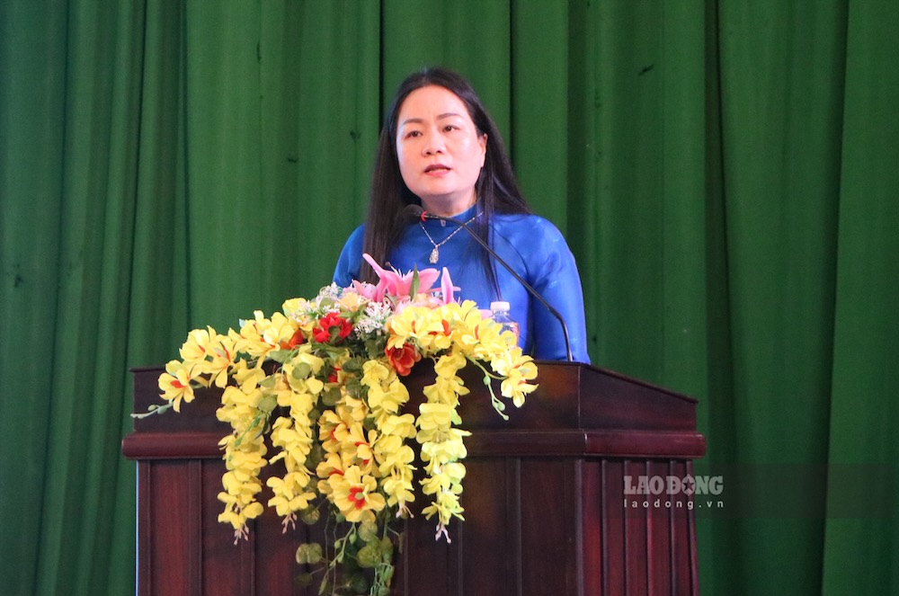 Bà Trần Thị Kim Loan - Thành ủy viên, Ủy viên Ban Chấp hành Tổng LĐLĐ Việt Nam, Phó Chủ tịch Ủy ban MTTQ Việt Nam TP Huế, Chủ tịch LĐLĐ TP Huế phát biểu tại Ngày hội Nữ đoàn viên, người lao động năm 2026 sáng 11.10. Ảnh: Phúc Đạt