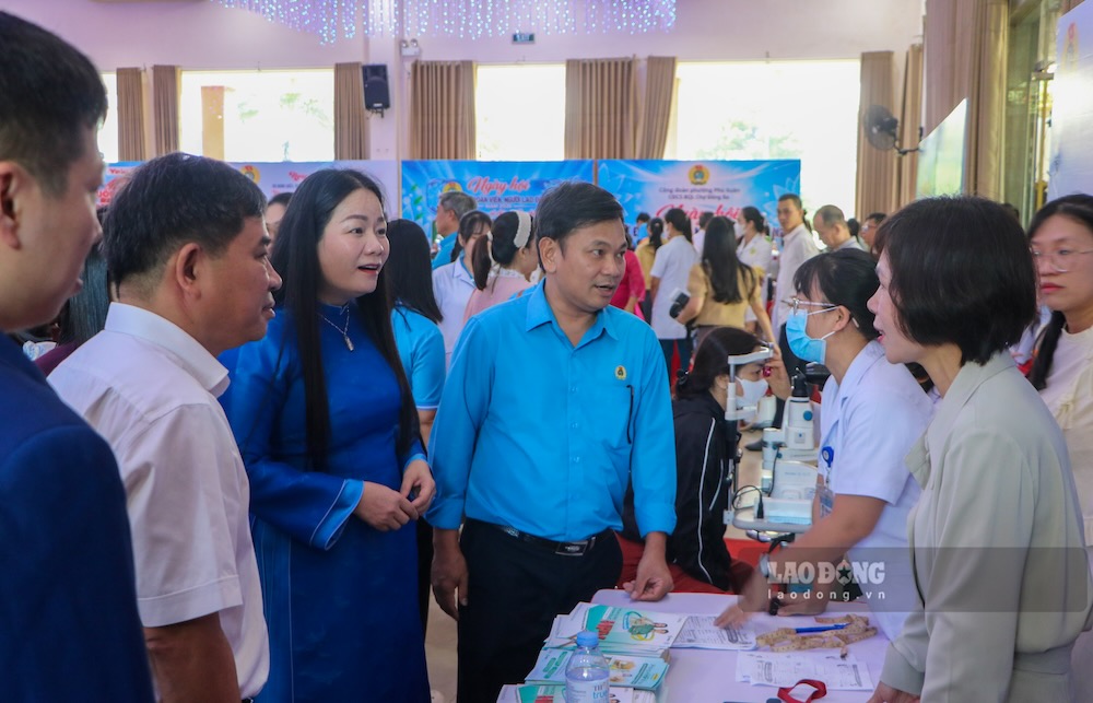 Các đại biểu tham quan khu vực tư vấn, chăm sóc sức khỏe dành cho nữ đoàn viên, người lao động. Ảnh: Phúc Đạt
