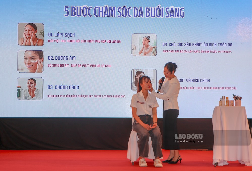 Nhiều hoạt động tư vấn sức khỏe, chăm sóc bản thân được tổ chức cho nữ đoàn viên, người lao động (ảnh chụp sáng 11.10). Ảnh: Nguyễn Luân