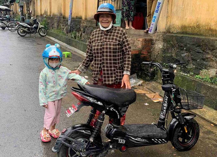 Bà T.T.B vui mừng khi được lực lượng Công an hỗ trợ tìm lại được chiếc xe đạp điện. Ảnh: Công an xã M'Đrắk