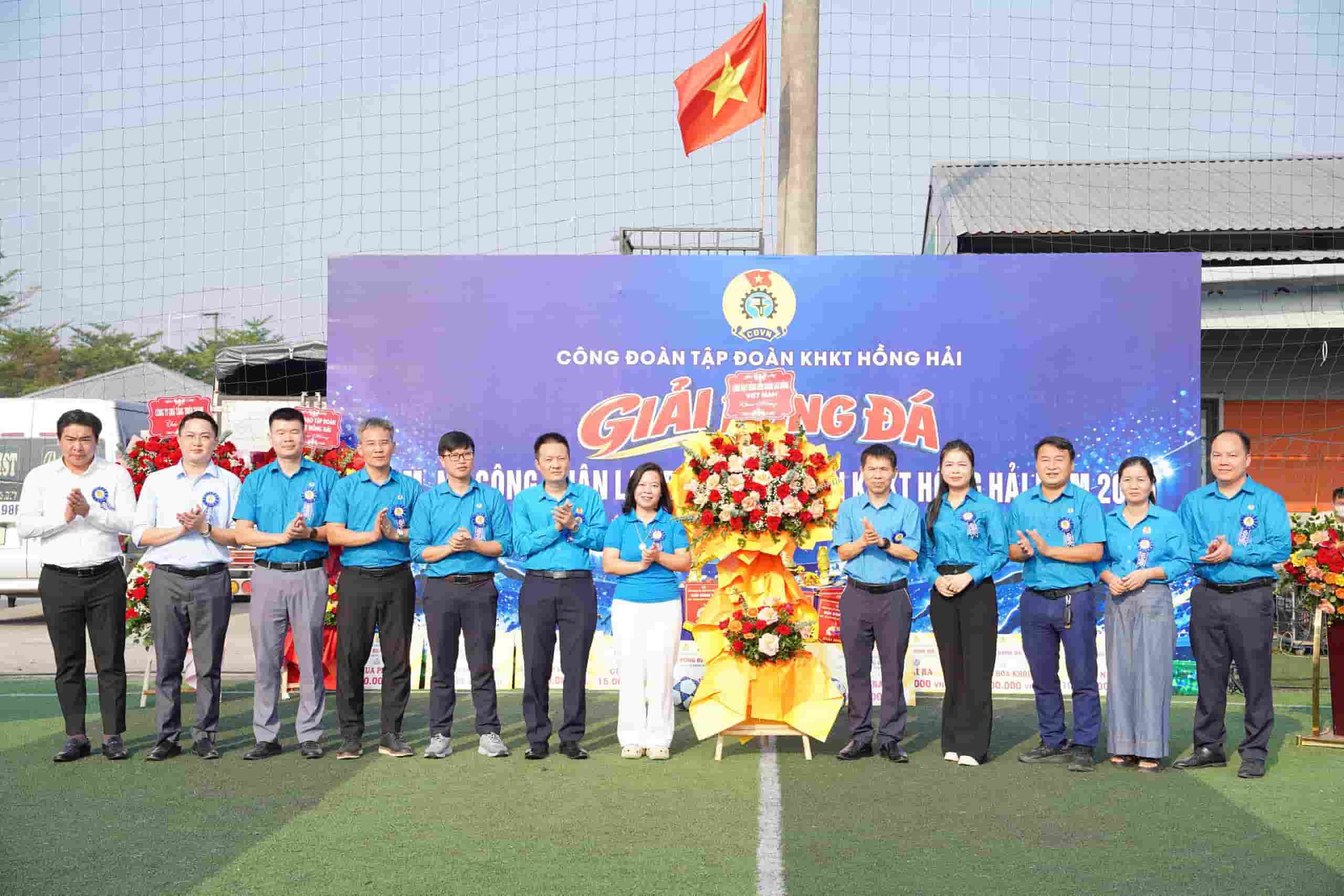 Đại diện lãnh đạo Tổng Liên đoàn Lao động Việt Nam, Liên đoàn Lao động thành phố Bắc Ninh, lãnh đạo Tập đoàn và các đơn vị đã tặng hoa chúc mừng Ban Tổ chức; trao cờ lưu niệm cho các đội bóng tham dự.  