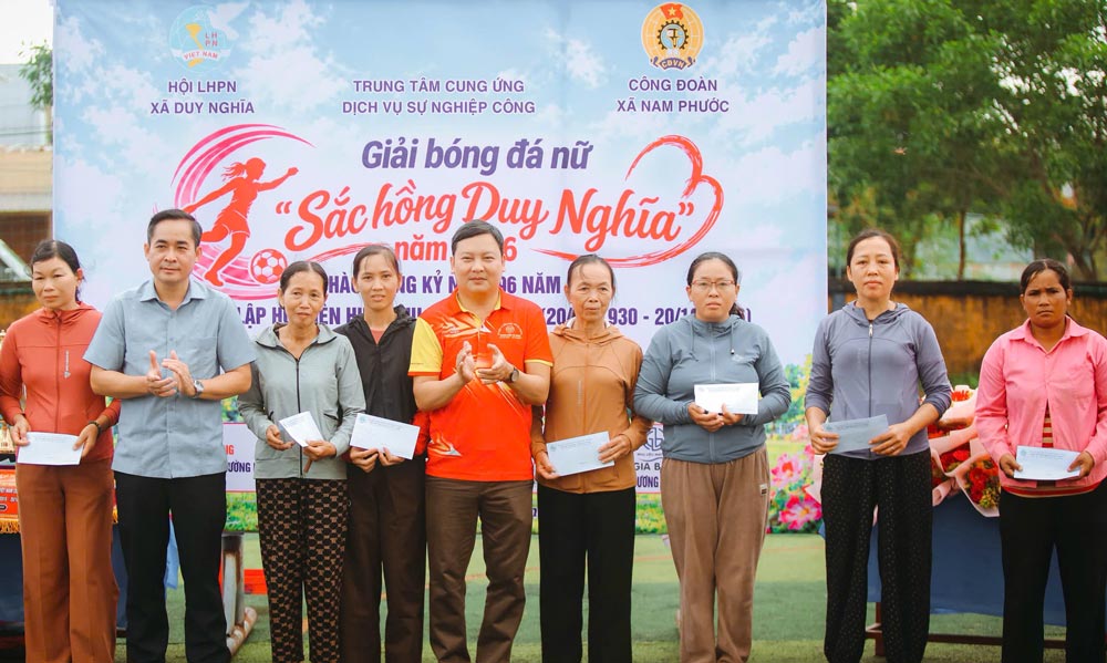 ban tổ chức đã trao 11 suất quà cho nữ lao động có hoàn cảnh khó khăn, góp phần động viên chị em vươn lên trong cuộc sống. Ảnh: Công đoàn Nam Phước