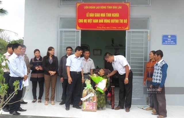 Trong 3 năm qua, các cấp công đoàn tỉnh Đắk Lắk đã dồn nguồn lực chăm lo cho người có công với cách mạng. Ảnh: Bảo Trung