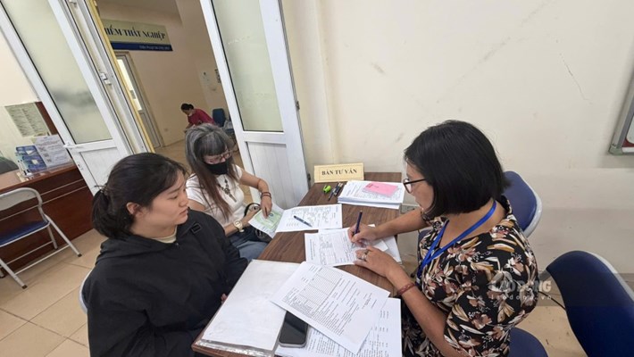 Lao động nghe tư vấn thủ tục hưởng bảo hiểm thất nghiệp tại Trung tâm Dịch vụ việc làm Hà Nội. Ảnh chụp ngày 8.10. Ảnh: Quỳnh Chi