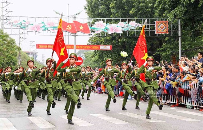 Chế độ, chính sách đối với sĩ quan, hạ sĩ quan CAND xuất ngũ đang được đề xuất sửa đổi. Ảnh: Hữu Chánh
