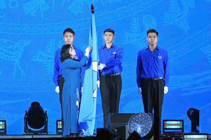 Bà Bùi Thị Minh Hoài, Ủy viên Bộ Chính trị, Bí thư Trung ương Đảng, Bí thư Đảng ủy Mặt trận Tổ quốc, các đoàn thể Trung ương, Chủ tịch Ủy ban Trung ương Mặt trận Tổ quốc Việt Nam gắn Huân chương Lao động hạng Nhất cho Hội Liên hiệp Thanh niên Việt Nam. Ảnh: Phan Linh/Báo Nhân Dân