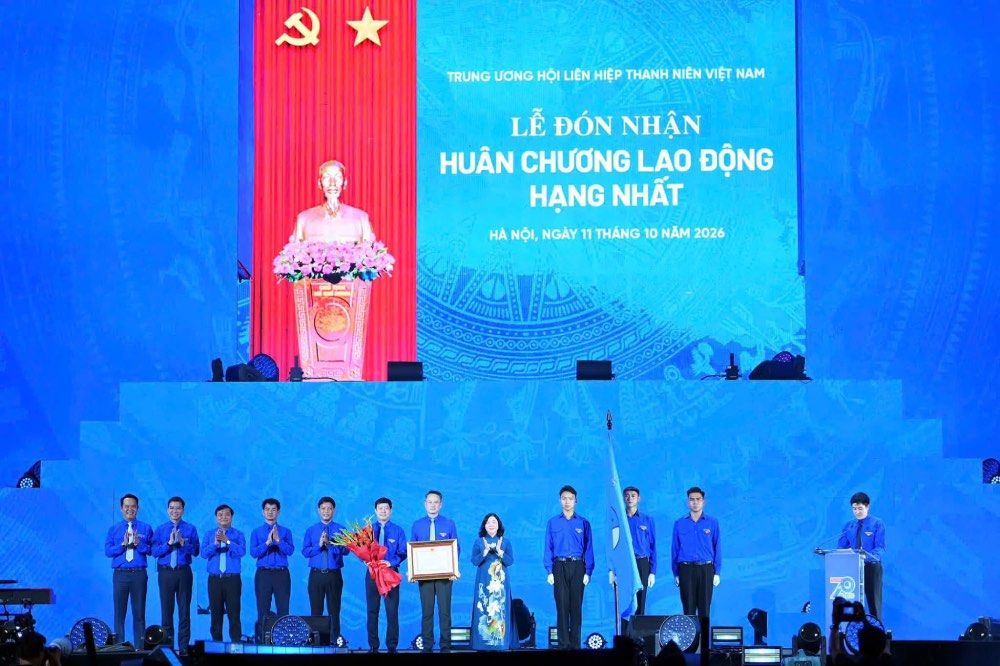  Bà Bùi Thị Minh Hoài, Ủy viên Bộ Chính trị, Bí thư Trung ương Đảng, Bí thư Đảng ủy Mặt trận Tổ quốc, các đoàn thể Trung ương, Chủ tịch Ủy ban Trung ương Mặt trận Tổ quốc Việt Nam trao Huân chương Lao động hạng Nhất cho Hội Liên hiệp Thanh niên Việt Nam. Ảnh: Phan Linh/Báo Nhân Dân 