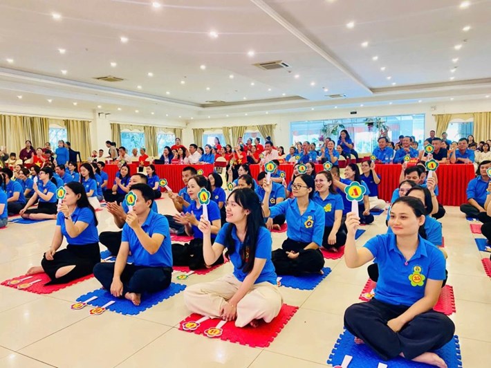 Các thí sinh tham gia Hội thi “Rung chuông vàng - Công nhân Thái Hòa hiểu luật, biết quyền”. Ảnh: Công đoàn Nghệ An