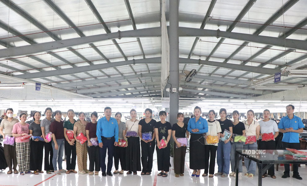 Công đoàn Nghĩa Lộ trao tặng 20 bộ áo dài cho nữ công nhân khó khăn