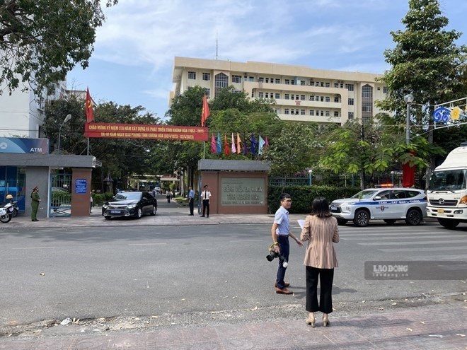 CSGT mở đường đưa sản phụ đến bệnh viện cấp cứu tại Bệnh viện Đa khoa tỉnh Khánh Hòa. Ảnh: Hữu Long