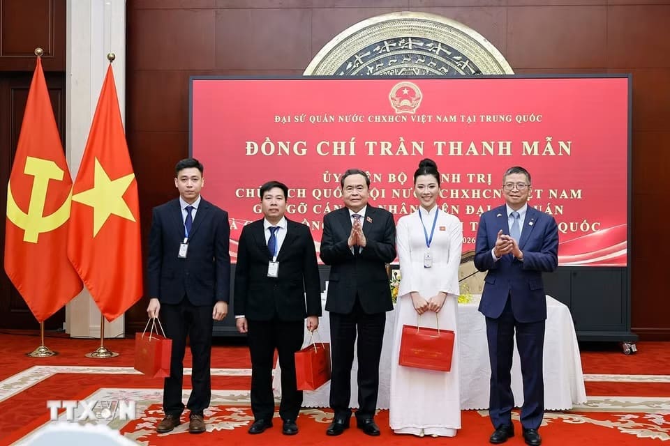 Ủy viên Bộ Chính trị, Chủ tịch Quốc hội Trần Thanh Mẫn tặng quà cộng đồng người Việt Nam tại Trung Quốc. Ảnh: Doãn Tấn/TTXVN