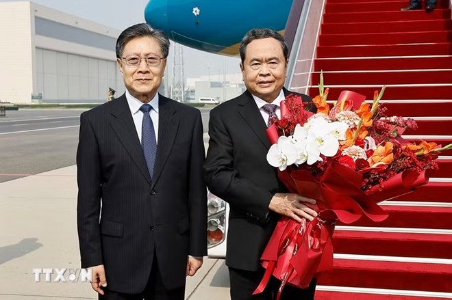 Ủy viên Trung ương Đảng, Phó Ủy viên trưởng Ủy ban Thường vụ Nhân đại toàn quốc Trung Quốc Vương Đông Minh đón Ủy viên Bộ Chính trị, Chủ tịch Quốc hội Trần Thanh Mẫn tại sân bay quốc tế Bắc Kinh. Ảnh: Doãn Tấn/TTXVN