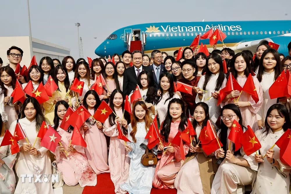 Đại sứ Phạm Thanh Bình cùng cán bộ, nhân viên Đại sứ quán Việt Nam và đại diện cộng đồng người Việt Nam tại Trung Quốc đón Ủy viên Bộ Chính trị, Chủ tịch Quốc hội Trần Thanh Mẫn tại Sân bay quốc tế Bắc Kinh. Ảnh: Doãn Tấn/TTXVN