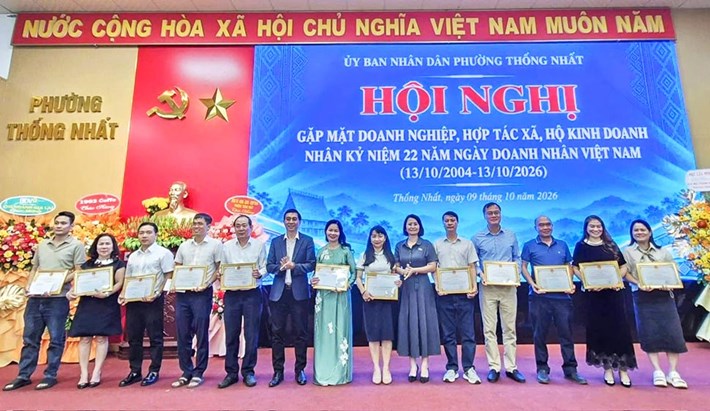 Phường Thống Nhất tặng Giấy khen cho 12 doanh nghiệp, hợp tác xã, hộ kinh doanh có thành tích tiêu biểu nhân Ngày Doanh nhân Việt Nam. Ảnh: Công đoàn phường Thống Nhất