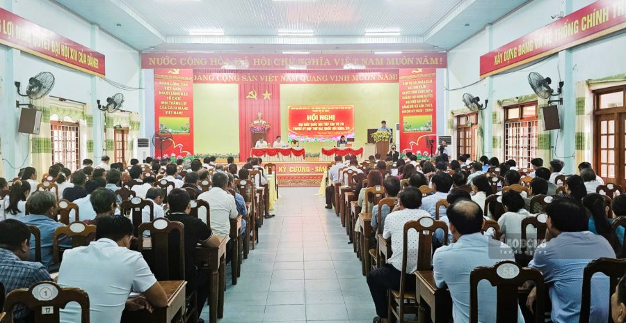 Quang cảnh hội nghị tiếp xúc cử tri tại xã Tam Xuân, Đà Nẵng ngày 12.10. Ảnh: Nguyễn Hoàng