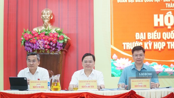 Chủ tịch Tổng LĐLĐ Việt Nam Nguyễn Anh Tuấn (giữa) tiếp xúc cử tri xã Tam Xuân, Đà Nẵng. Ảnh: Nguyễn Hoàng
