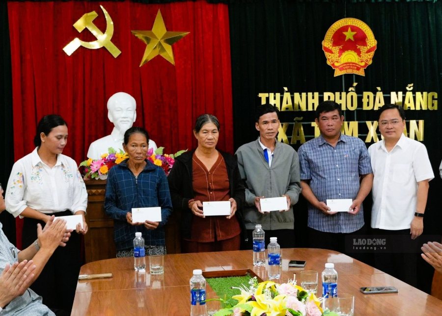 Người dân khó khăn ở Đà Nẵng được nhận quà từ đại biểu Quốc hội