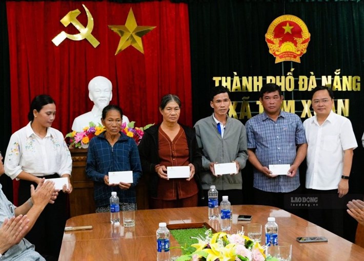 Ông Nguyễn Anh Tuấn - Ủy viên Trung ương Đảng, Chủ tịch Tổng LĐLĐVN, Đại biểu Quốc hội tại TP Đà Nẵng trao quà cho người dân khó khăn xã Tam Xuân. Ảnh: Nguyễn Hoàng