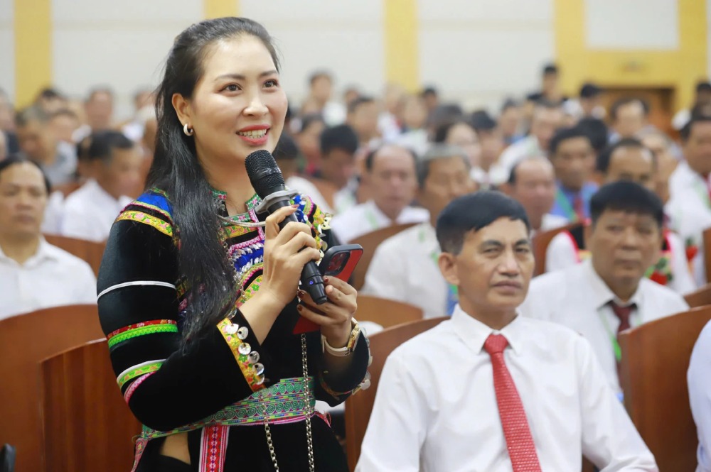 Nông dân Lưu Thị Hoà bày tỏ niềm vinh dự và tự hào khi được đại diện cho thế hệ nông dân trẻ đón nhận danh hiệu nông dân Việt Nam xuất sắc 40 năm thời kỳ đổi mới. Ảnh: Phạm Hưng