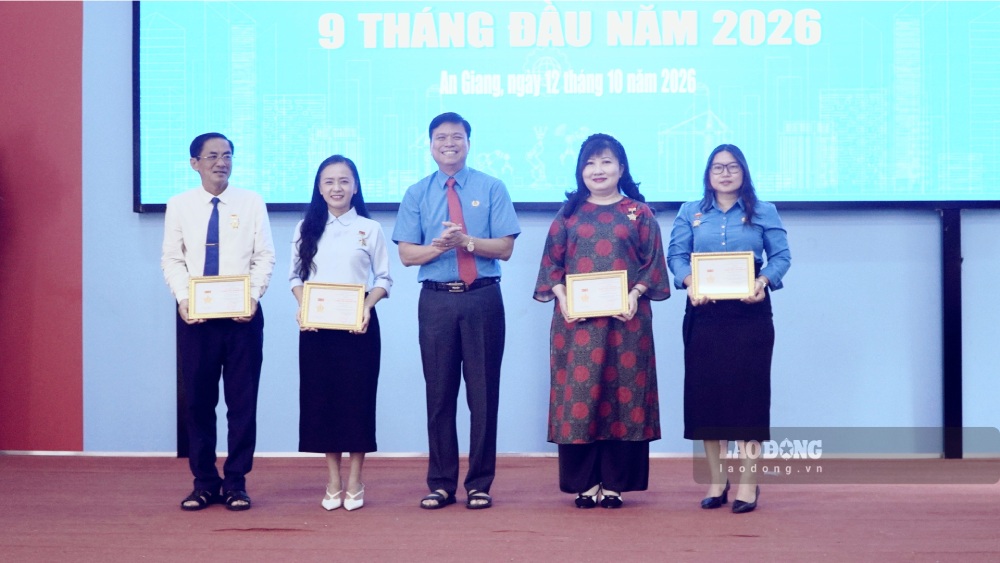 Dịp này, có 39 cá nhân được Tổng LĐLĐ Việt Nam tặng Kỷ niệm chương “Vì sự nghiệp xây dựng tổ chức Công đoàn Việt Nam”. Ảnh: Nguyên Anh