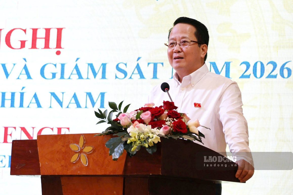 Ông Hoàng Anh Công – Phó Chủ nhiệm Ủy ban Dân nguyện và Giám sát của Quốc hội phát biểu khai mạc hội nghị. Ảnh: Tạ Quang (ảnh chụp ngày 12.10)