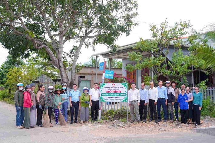 Ủy ban MTTQ Việt Nam xã Hàm Thuận Nam ra mắt mô hình “Khu dân cư bảo vệ môi trường” tại thôn Lập Hòa. Ảnh: Thanh Thảo